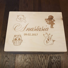 Lade das Bild in den Galerie-Viewer, Erinnerungs- / Spielzeugkiste mit Holzgravur