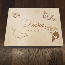 Lade das Bild in den Galerie-Viewer, Erinnerungs- / Spielzeugkiste mit Holzgravur