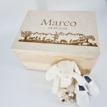 Lade das Bild in den Galerie-Viewer, Erinnerungs- / Spielzeugkiste mit Holzgravur